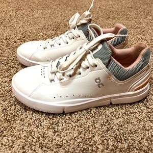 Oncloud 7 1/2 white/rose The Roger Advantage